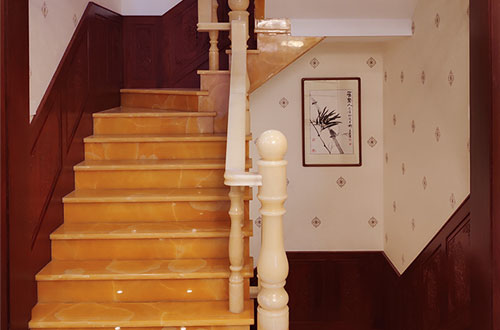 常山中式别墅室内汉白玉石楼梯的定制安装装饰效果